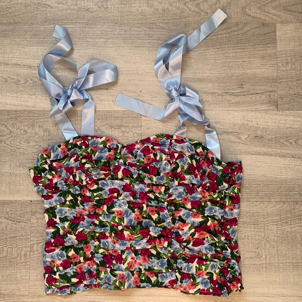 Super cute lace tie on shoulders top. The back has a zipper to close the top.